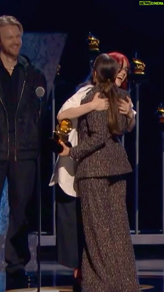 Natalia Lafourcade Instagram - Memorias y agradecimiento profundo. Intenso y hermoso este fin de samana poder estar en los #GRAMMYs @recordingacademy vivimos de todo fue una celebración máxima, presentando categorías y entregando el reconocimiento a hermosos seres llenos de talento y mundos divinos y que nervios vivos hasta el cielo, lluvia divina que nos abrazo de cabeza a pies y después correr a la habitación y comer pizza entre amigos mientras nuestros trajes se secaban. Creo que muchos terminamos así. Nunca lo olvidaré. Tampoco que De todas las flores se ha ganado este reconocimiento. Esto va para todos y todas las que estuvieron en este disco entregando todo su amor. Ha sido un hermoso empate con @juanes , lo dedico a tantas mujeres en el mundo que abrieron camino para las que hoy seguimos aquí fortaleciendo el alma y la tribu en cada paso. Lo dedico a la madre tierra y las montañas a las que pude ofrendar cada letra y melodía. A mi familia y amigos. A mi árbol de la vida. Y va para Veracruz,a la selva donde seguiremos buscando hacer nuevas músicas desde el corazón para muchos corazones. Les amo mi gente linda. ❤️🕊🇲🇽 #detodaslasfloresnl 🙏🏼