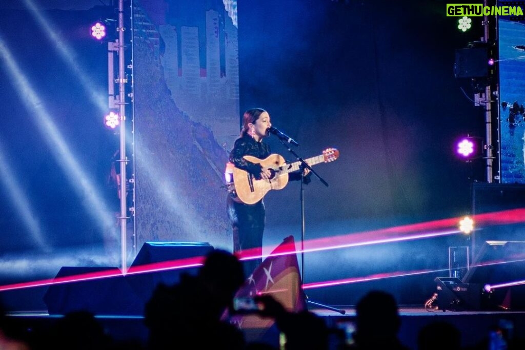 Natalia Lafourcade Instagram - Esta noche me tocó cantar en el @teletonmexicooficial esa hermosa canción del flaco de oro María Bonita de Agustín Lara con amor para México y para Acapulco. La tierra, nuestra madre naturaleza llegó con ese tremendo huracán que sorprendió y dejó sin casa a cientos de personas. Seguramente tomará mucho tiempo reconstruirse y siempre las tragedias son también la oportunidad para volver a empezar quizá desde un lugar más luminoso. Que la esperanza se mantenga de pie. La labor de todo el equipo del Teletón es inmensa ya desde hace mucho tiempo. Que sigan apoyando a cientos de familias niños y niñas en México. Les invito a donar. Lo que cada uno podamos aportar ayudará para llegar a la meta y más allá. Gracias vida por permitirme poner un granito de arena en esta enorme labor humana para nuestros hermanos y hermanas en este país. Le mando todo mi amor a Guerrero y a nuestro bello Acapulco ❤️ que vengan las flores #OrgullosamenteTercos #Teletón2023 #tambiénvaporacapulco Parque Bicentenario