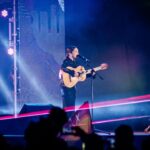 Natalia Lafourcade Instagram - Esta noche me tocó cantar en el @teletonmexicooficial esa hermosa canción del flaco de oro María Bonita de Agustín Lara con amor para México y para Acapulco. La tierra, nuestra madre naturaleza llegó con ese tremendo huracán que sorprendió y dejó sin casa a cientos de personas. Seguramente tomará mucho tiempo reconstruirse y siempre las tragedias son también la oportunidad para volver a empezar quizá desde un lugar más luminoso. Que la esperanza se mantenga de pie. La labor de todo el equipo del Teletón es inmensa ya desde hace mucho tiempo. Que sigan apoyando a cientos de familias niños y niñas en México. Les invito a donar. Lo que cada uno podamos aportar ayudará para llegar a la meta y más allá. Gracias vida por permitirme poner un granito de arena en esta enorme labor humana para nuestros hermanos y hermanas en este país. Le mando todo mi amor a Guerrero y a nuestro bello Acapulco ❤️ que vengan las flores #OrgullosamenteTercos #Teletón2023 #tambiénvaporacapulco Parque Bicentenario