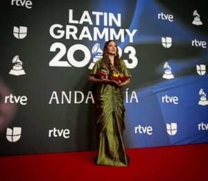 Natalia Lafourcade Instagram - Gracias Sevilla por recibirnos con tanto amor y bellas sorpresas en los @latingrammys  hemos disfrutado enorme cada celebración #detodaslasfloresnl y gracias #stylist @candanoclau y @ferragamo  por acompañarme en esta bella fiesta 💋❤️🇲🇽🌬🍃🇪🇸#sevilla ¡Que noche!