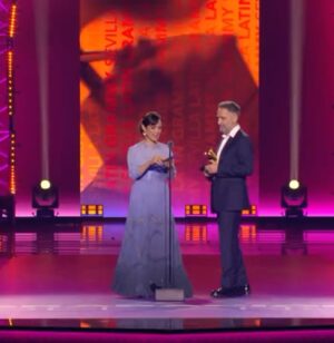 Natalia Lafourcade Instagram - Estoy realmente en las nubes mi gente hermosa. Ayer fue una noche llena de sorpresas de momentos y regalos. DE TODAS LAS FLORES ha ganado tres #latingrammys  Mejor canción de cantautor, mejor álbum cantautor y grabación del año muchas gracias @latingrammys esto es un sueño. Estoy que sigo sin creerlo y quiero decir tantas cosas a la vez que no encuentro las palabras apropiadas. Ha sido tanto camino tanto trabajo y la familia es realmente grande. Gracias @adanjodorowsky por llevarme de la mano en esta caminito. Gracias @jerryaudio que manejaron con tanta elegancia y amor la grabación y la mezcla en máquina de cinta de estas músicas. @eldavidaguilar amigo nuestras canciones aquí. Gracias a cada persona involucrada en este disco. @marcribotmusic @sevastianstaingber @emidorantes @cyrilatef la lista es enorme y poco a poco iremos recordando mi gente. Gracias infinitas a mi equipo de management y oficina. A @sonymusicmexico @sonymusiclatin @sonymusicspain que apoyaron esta pieza y que celebramos siempre con tanto amor, un camino largo de anécdotas. Gracias @laurapausini que mientras Adán recibía el reconocimiento a la grabación del año tu y yo nos abrazábamos desde lo más profundo y genuino del amor de compañeras soñando encontrar nuestras voces algún día. Por favor que suceda. 🌸♥️ Gracias @julietavenegasp y @drexlerjorge amigos amados. Corrí por los pasillos alegre y no alcancé a llegar pero me llevo ese abrazo que se expande en tantas direcciones. AMOR ♥️🌸🙏🏼 Amigos y amigas en la academia que votaron por este disco. El disco que más me ha marcado como ser humano hasta el momento. Las canciones que me siguen sanado en cada día. Y afortunadamente lo están haciendo ahora con muchas personas a quienes con todo mi corazón canto cada vez. La música es servicio es medicina es vida. ¡Gracias vida! 🙌🕊 me quedo corta en decir ¡GRACIAS! #sevilla