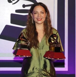 Natalia Lafourcade Instagram - Estoy realmente en las nubes mi gente hermosa. Ayer fue una noche llena de sorpresas de momentos y regalos. DE TODAS LAS FLORES ha ganado tres #latingrammys  Mejor canción de cantautor, mejor álbum cantautor y grabación del año muchas gracias @latingrammys esto es un sueño. Estoy que sigo sin creerlo y quiero decir tantas cosas a la vez que no encuentro las palabras apropiadas. Ha sido tanto camino tanto trabajo y la familia es realmente grande. Gracias @adanjodorowsky por llevarme de la mano en esta caminito. Gracias @jerryaudio que manejaron con tanta elegancia y amor la grabación y la mezcla en máquina de cinta de estas músicas. @eldavidaguilar amigo nuestras canciones aquí. Gracias a cada persona involucrada en este disco. @marcribotmusic @sevastianstaingber @emidorantes @cyrilatef la lista es enorme y poco a poco iremos recordando mi gente. Gracias infinitas a mi equipo de management y oficina. A @sonymusicmexico @sonymusiclatin @sonymusicspain que apoyaron esta pieza y que celebramos siempre con tanto amor, un camino largo de anécdotas. Gracias @laurapausini que mientras Adán recibía el reconocimiento a la grabación del año tu y yo nos abrazábamos desde lo más profundo y genuino del amor de compañeras soñando encontrar nuestras voces algún día. Por favor que suceda. 🌸♥️ Gracias @julietavenegasp y @drexlerjorge amigos amados. Corrí por los pasillos alegre y no alcancé a llegar pero me llevo ese abrazo que se expande en tantas direcciones. AMOR ♥️🌸🙏🏼 Amigos y amigas en la academia que votaron por este disco. El disco que más me ha marcado como ser humano hasta el momento. Las canciones que me siguen sanado en cada día. Y afortunadamente lo están haciendo ahora con muchas personas a quienes con todo mi corazón canto cada vez. La música es servicio es medicina es vida. ¡Gracias vida! 🙌🕊 me quedo corta en decir ¡GRACIAS! #sevilla