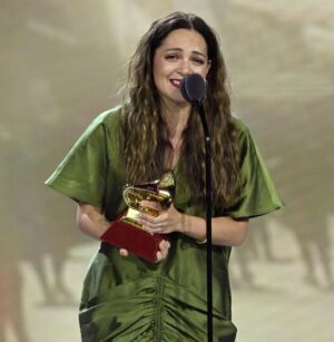 Natalia Lafourcade Instagram - Estoy realmente en las nubes mi gente hermosa. Ayer fue una noche llena de sorpresas de momentos y regalos. DE TODAS LAS FLORES ha ganado tres #latingrammys  Mejor canción de cantautor, mejor álbum cantautor y grabación del año muchas gracias @latingrammys esto es un sueño. Estoy que sigo sin creerlo y quiero decir tantas cosas a la vez que no encuentro las palabras apropiadas. Ha sido tanto camino tanto trabajo y la familia es realmente grande. Gracias @adanjodorowsky por llevarme de la mano en esta caminito. Gracias @jerryaudio que manejaron con tanta elegancia y amor la grabación y la mezcla en máquina de cinta de estas músicas. @eldavidaguilar amigo nuestras canciones aquí. Gracias a cada persona involucrada en este disco. @marcribotmusic @sevastianstaingber @emidorantes @cyrilatef la lista es enorme y poco a poco iremos recordando mi gente. Gracias infinitas a mi equipo de management y oficina. A @sonymusicmexico @sonymusiclatin @sonymusicspain que apoyaron esta pieza y que celebramos siempre con tanto amor, un camino largo de anécdotas. Gracias @laurapausini que mientras Adán recibía el reconocimiento a la grabación del año tu y yo nos abrazábamos desde lo más profundo y genuino del amor de compañeras soñando encontrar nuestras voces algún día. Por favor que suceda. 🌸♥️ Gracias @julietavenegasp y @drexlerjorge amigos amados. Corrí por los pasillos alegre y no alcancé a llegar pero me llevo ese abrazo que se expande en tantas direcciones. AMOR ♥️🌸🙏🏼 Amigos y amigas en la academia que votaron por este disco. El disco que más me ha marcado como ser humano hasta el momento. Las canciones que me siguen sanado en cada día. Y afortunadamente lo están haciendo ahora con muchas personas a quienes con todo mi corazón canto cada vez. La música es servicio es medicina es vida. ¡Gracias vida! 🙌🕊 me quedo corta en decir ¡GRACIAS! #sevilla