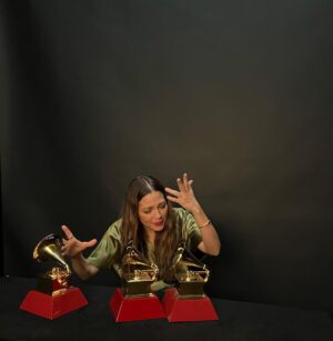 Natalia Lafourcade Instagram - Estoy realmente en las nubes mi gente hermosa. Ayer fue una noche llena de sorpresas de momentos y regalos. DE TODAS LAS FLORES ha ganado tres #latingrammys  Mejor canción de cantautor, mejor álbum cantautor y grabación del año muchas gracias @latingrammys esto es un sueño. Estoy que sigo sin creerlo y quiero decir tantas cosas a la vez que no encuentro las palabras apropiadas. Ha sido tanto camino tanto trabajo y la familia es realmente grande. Gracias @adanjodorowsky por llevarme de la mano en esta caminito. Gracias @jerryaudio que manejaron con tanta elegancia y amor la grabación y la mezcla en máquina de cinta de estas músicas. @eldavidaguilar amigo nuestras canciones aquí. Gracias a cada persona involucrada en este disco. @marcribotmusic @sevastianstaingber @emidorantes @cyrilatef la lista es enorme y poco a poco iremos recordando mi gente. Gracias infinitas a mi equipo de management y oficina. A @sonymusicmexico @sonymusiclatin @sonymusicspain que apoyaron esta pieza y que celebramos siempre con tanto amor, un camino largo de anécdotas. Gracias @laurapausini que mientras Adán recibía el reconocimiento a la grabación del año tu y yo nos abrazábamos desde lo más profundo y genuino del amor de compañeras soñando encontrar nuestras voces algún día. Por favor que suceda. 🌸♥️ Gracias @julietavenegasp y @drexlerjorge amigos amados. Corrí por los pasillos alegre y no alcancé a llegar pero me llevo ese abrazo que se expande en tantas direcciones. AMOR ♥️🌸🙏🏼 Amigos y amigas en la academia que votaron por este disco. El disco que más me ha marcado como ser humano hasta el momento. Las canciones que me siguen sanado en cada día. Y afortunadamente lo están haciendo ahora con muchas personas a quienes con todo mi corazón canto cada vez. La música es servicio es medicina es vida. ¡Gracias vida! 🙌🕊 me quedo corta en decir ¡GRACIAS! #sevilla