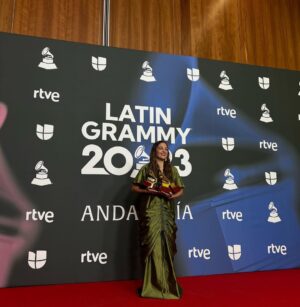 Natalia Lafourcade Instagram - Estoy realmente en las nubes mi gente hermosa. Ayer fue una noche llena de sorpresas de momentos y regalos. DE TODAS LAS FLORES ha ganado tres #latingrammys  Mejor canción de cantautor, mejor álbum cantautor y grabación del año muchas gracias @latingrammys esto es un sueño. Estoy que sigo sin creerlo y quiero decir tantas cosas a la vez que no encuentro las palabras apropiadas. Ha sido tanto camino tanto trabajo y la familia es realmente grande. Gracias @adanjodorowsky por llevarme de la mano en esta caminito. Gracias @jerryaudio que manejaron con tanta elegancia y amor la grabación y la mezcla en máquina de cinta de estas músicas. @eldavidaguilar amigo nuestras canciones aquí. Gracias a cada persona involucrada en este disco. @marcribotmusic @sevastianstaingber @emidorantes @cyrilatef la lista es enorme y poco a poco iremos recordando mi gente. Gracias infinitas a mi equipo de management y oficina. A @sonymusicmexico @sonymusiclatin @sonymusicspain que apoyaron esta pieza y que celebramos siempre con tanto amor, un camino largo de anécdotas. Gracias @laurapausini que mientras Adán recibía el reconocimiento a la grabación del año tu y yo nos abrazábamos desde lo más profundo y genuino del amor de compañeras soñando encontrar nuestras voces algún día. Por favor que suceda. 🌸♥️ Gracias @julietavenegasp y @drexlerjorge amigos amados. Corrí por los pasillos alegre y no alcancé a llegar pero me llevo ese abrazo que se expande en tantas direcciones. AMOR ♥️🌸🙏🏼 Amigos y amigas en la academia que votaron por este disco. El disco que más me ha marcado como ser humano hasta el momento. Las canciones que me siguen sanado en cada día. Y afortunadamente lo están haciendo ahora con muchas personas a quienes con todo mi corazón canto cada vez. La música es servicio es medicina es vida. ¡Gracias vida! 🙌🕊 me quedo corta en decir ¡GRACIAS! #sevilla