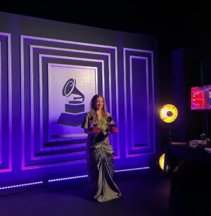 Natalia Lafourcade Instagram - Estoy realmente en las nubes mi gente hermosa. Ayer fue una noche llena de sorpresas de momentos y regalos. DE TODAS LAS FLORES ha ganado tres #latingrammys  Mejor canción de cantautor, mejor álbum cantautor y grabación del año muchas gracias @latingrammys esto es un sueño. Estoy que sigo sin creerlo y quiero decir tantas cosas a la vez que no encuentro las palabras apropiadas. Ha sido tanto camino tanto trabajo y la familia es realmente grande. Gracias @adanjodorowsky por llevarme de la mano en esta caminito. Gracias @jerryaudio que manejaron con tanta elegancia y amor la grabación y la mezcla en máquina de cinta de estas músicas. @eldavidaguilar amigo nuestras canciones aquí. Gracias a cada persona involucrada en este disco. @marcribotmusic @sevastianstaingber @emidorantes @cyrilatef la lista es enorme y poco a poco iremos recordando mi gente. Gracias infinitas a mi equipo de management y oficina. A @sonymusicmexico @sonymusiclatin @sonymusicspain que apoyaron esta pieza y que celebramos siempre con tanto amor, un camino largo de anécdotas. Gracias @laurapausini que mientras Adán recibía el reconocimiento a la grabación del año tu y yo nos abrazábamos desde lo más profundo y genuino del amor de compañeras soñando encontrar nuestras voces algún día. Por favor que suceda. 🌸♥️ Gracias @julietavenegasp y @drexlerjorge amigos amados. Corrí por los pasillos alegre y no alcancé a llegar pero me llevo ese abrazo que se expande en tantas direcciones. AMOR ♥️🌸🙏🏼 Amigos y amigas en la academia que votaron por este disco. El disco que más me ha marcado como ser humano hasta el momento. Las canciones que me siguen sanado en cada día. Y afortunadamente lo están haciendo ahora con muchas personas a quienes con todo mi corazón canto cada vez. La música es servicio es medicina es vida. ¡Gracias vida! 🙌🕊 me quedo corta en decir ¡GRACIAS! #sevilla