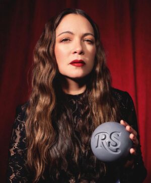 Natalia Lafourcade Instagram - Desde pequeña mi madre me enseñó a no hacer las cosas por un reconocimiento o calificación. Siempre me hablaba de conectar a la verdadera razón del porque estaba haciendo las cosas. Canta con el alma, conecta a tu emoción, tu corazón, sigue tu intuición y si por ahí encuentras al duende, y se llega a la magia, puede ser que entonces venga el gran  premio. Y eso se siente cuando llega. Pasaron años para comprender el verdadero símbolo qué hay detrás de un reconocimiento y entender lo que representa. Agradezco tanto a mis padres que me enseñaron acerca de lo esencial en la música y en la vida. Eso se encuentra más en las profundidades y después me ha tocado buscar mis caminos, investigarlos, caer y volver a levantarme. #detodaslasfloresnl es ese disco que me salvó, canciones maestras que llegaron para recordarme lo que había olvidado. Y volver a mis jardines internos, tomar mi vida con responsabilidad y conciencia para caminarla lo más bonito que pueda y en un campo vacío sembrar nuevas semillas. Volverme curandera de mis propias raíces y mi propia tierra. Soy afortunada, he encontrado a muchas personas que lo van trabajando a mi lado. Que se han convertido en mi familia laboral y soporte para poder estar aquí y seguir compartiendo música con tantas personas que me acompañan y a quienes puedo acompañar en sus vidas. Este reconocimiento representa el conjunto de miles de momentitos en esta vida y entonces se habla de una Leyenda que se va construyendo aún y se seguirá escribiendo en el paso del tiempo. Me siento profundamente agradecida con mis colegas en la industria que tanto me inspiran, con mi hermosa familia, con mi equipo de trabajo, con ustedes mi gente bella. A seguir el camino y seguir buscando. Este reconocimiento lo dedicó a todos aquellos artistas que van iniciando sus caminos y levantó la piedra porque siempre encontremos desde el alma  inspiración y belleza en nuestros trabajos. Gracias @rollingstoneenespanol @rollingstone 🙏🏼 #fotografia @marioalzatee 
al final @maureenmevans ❤️🕊