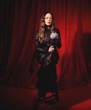 Natalia Lafourcade Instagram - Desde pequeña mi madre me enseñó a no hacer las cosas por un reconocimiento o calificación. Siempre me hablaba de conectar a la verdadera razón del porque estaba haciendo las cosas. Canta con el alma, conecta a tu emoción, tu corazón, sigue tu intuición y si por ahí encuentras al duende, y se llega a la magia, puede ser que entonces venga el gran  premio. Y eso se siente cuando llega. Pasaron años para comprender el verdadero símbolo qué hay detrás de un reconocimiento y entender lo que representa. Agradezco tanto a mis padres que me enseñaron acerca de lo esencial en la música y en la vida. Eso se encuentra más en las profundidades y después me ha tocado buscar mis caminos, investigarlos, caer y volver a levantarme. #detodaslasfloresnl es ese disco que me salvó, canciones maestras que llegaron para recordarme lo que había olvidado. Y volver a mis jardines internos, tomar mi vida con responsabilidad y conciencia para caminarla lo más bonito que pueda y en un campo vacío sembrar nuevas semillas. Volverme curandera de mis propias raíces y mi propia tierra. Soy afortunada, he encontrado a muchas personas que lo van trabajando a mi lado. Que se han convertido en mi familia laboral y soporte para poder estar aquí y seguir compartiendo música con tantas personas que me acompañan y a quienes puedo acompañar en sus vidas. Este reconocimiento representa el conjunto de miles de momentitos en esta vida y entonces se habla de una Leyenda que se va construyendo aún y se seguirá escribiendo en el paso del tiempo. Me siento profundamente agradecida con mis colegas en la industria que tanto me inspiran, con mi hermosa familia, con mi equipo de trabajo, con ustedes mi gente bella. A seguir el camino y seguir buscando. Este reconocimiento lo dedicó a todos aquellos artistas que van iniciando sus caminos y levantó la piedra porque siempre encontremos desde el alma  inspiración y belleza en nuestros trabajos. Gracias @rollingstoneenespanol @rollingstone 🙏🏼 #fotografia @marioalzatee 
al final @maureenmevans ❤️🕊