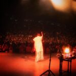Natalia Lafourcade Instagram - Mi gente hermosa. Quisiera agradecer profundamente por los conciertos que hemos disfrutado tanto en LA 🇺🇸♥️🙏🏼 este 3 y 4 de Agosto. Mi corazón se desborda de amor y me conmuevo a lágrimas de sentir su cariño, sus palabras en cartas, su amor, las flores, nuestros cantos, las miradas y tanto que se dice en la energía. Estos dos conciertos fueron los primeros que se confirmaron en esta gira internacional #detodaslasflorestour y deseo recordarles que cada fecha ustedes siguen haciendo el sueño de mi vida realidad y el de nuestra música. Después de confirmar estas fechas y gracias a estos shows dimos el paso con mi equipo de trabajo para ir a muchos lugares sin tener certeza exacta de lo que pasaría pero confiando que todo estaría bien. Después de meses de haber confirmado este viaje cada lugar desde que iniciamos este viaje se ha llenado de su presencia. Ahí nos encontramos cómo antes pero aún mejor. Ha sido todo un viaje, toda la construcción de un camino y una complicidad que atesoro. Hemos terminado esta primera etapa de conciertos en USA. Un vuelo de sueño. Estamos emocionados de emprender nuestro camino para Latinoamérica donde continuamos esta primera etapa de la gira. Y mis palabras no son suficientes. Gracias infinitas por hacerme parte de sus vidas y ustedes ser parte de lo que a la fecha sigue siendo mi pasión más profunda 🌬 “la música siempre será mi maestra” #detodaslasfloresnl y ustedes siempre serán las flores de mi jardín 🪴🍃🌸 #fotografia @mexicanocowboy