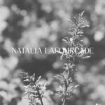 Natalia Lafourcade Instagram - ¿De donde vienen las canciones? Bueno un maestro alguna vez me recomendó vivir y amar la vida con todos sus matices. Así con #detodaslasfloresnl sigue siendo descubrir jardines llenos de flores y vivencias. Desde este viaje de Luna de Miel doy gracias a todos aquellos que forman parte de este disco y a mis compañeros y compañeras en la academia de @latingrammys por las nominaciones. Nos vemos pronto en Sevilla ♥️🌸🙏🏼🕊🍃