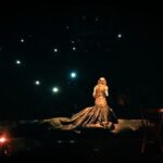 Natalia Lafourcade Instagram - Mi gente hermosa. Mi equipo de trabajo me informa que tenemos dos sold out para el 7 y 14 de noviembre en el Auditorio Nacional. @auditoriomx #detodaslasfloresnl #detodaslasflorestour Mi corazón no puede estar más emocionado por esta hermosa noticia. Quisiera compartir que estos conciertos que vamos a presentar en México los hemos preparado con todo el amor para vivir una experiencia profunda en los jardines de esta pieza musical que ya es una de la más especiales y personales en mi camino musical. Será no solo una experiencia musical si no visual y artística en diferentes matices también. Se ha convertido en toda una experiencia para nosotros de este lado y afortunadamente para la gente linda que ya nos acompañó en los conciertos que hemos compartido por tantos lugares. Ahora por fin en mi tierra amada. Vamos a cantar y vamos a sanar a través de la alegrías que la musica nos entrega. Me siento dichosa y agradecida de encontrarnos en CDMX y también de encontrarnos en Monterrey y Guadalajara. Aprovechemos mucho de nuestro encuentro. Ya saben lo tanto que les amo y lo tanto que siempre estaré agradecida de que nos acompañemos en nuestros caminos a través de las músicas. Ustedes siguen haciendo mi sueño realidad. Gracias infinitas. 🕊🌸♥️🙏🏼🍃