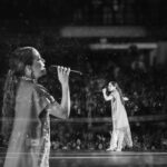 Natalia Lafourcade Instagram - Mi gente hermosa. Mi equipo de trabajo me informa que tenemos dos sold out para el 7 y 14 de noviembre en el Auditorio Nacional. @auditoriomx #detodaslasfloresnl #detodaslasflorestour Mi corazón no puede estar más emocionado por esta hermosa noticia. Quisiera compartir que estos conciertos que vamos a presentar en México los hemos preparado con todo el amor para vivir una experiencia profunda en los jardines de esta pieza musical que ya es una de la más especiales y personales en mi camino musical. Será no solo una experiencia musical si no visual y artística en diferentes matices también. Se ha convertido en toda una experiencia para nosotros de este lado y afortunadamente para la gente linda que ya nos acompañó en los conciertos que hemos compartido por tantos lugares. Ahora por fin en mi tierra amada. Vamos a cantar y vamos a sanar a través de la alegrías que la musica nos entrega. Me siento dichosa y agradecida de encontrarnos en CDMX y también de encontrarnos en Monterrey y Guadalajara. Aprovechemos mucho de nuestro encuentro. Ya saben lo tanto que les amo y lo tanto que siempre estaré agradecida de que nos acompañemos en nuestros caminos a través de las músicas. Ustedes siguen haciendo mi sueño realidad. Gracias infinitas. 🕊🌸♥️🙏🏼🍃