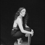 Natalia Lafourcade Instagram - La lista de agradecimientos es enorme. Principalmente agradezco a la música que es mi gran maestra y motor para seguir adelante. A cada persona involucrada en este disco ♥️🌸🙏🏼 Agradezco a mis compañeros y compañeras en esta industria. Felicidades para nosotros que ya ganamos tantos momentos de entregar nuestros corazones en lo que hacemos y recibir instantes únicos y tantas aventuras que nos hacen crecer desde el alma hasta las alegrías. Mi gente linda ustedes que abren el corazón para escuchar y apropiarse de nuestras músicas que dejan de ser nuestras canciones desde que viven en el hogar de tanta gente y se hacen una sola voz en cada concierto y cada encuentro. Ver los ciclos de vida de la música es realmente maravilloso y en mi caso no sería posible sin mi familia mis colaboradores y equipo de trabajo que lo entregan todo en cada proyecto. Que viva la música que nos llena de premios en todo momento y gracias a la academia por celebrarnos y abrir categorías nuevas en las nominaciones y espacio para las músicas que emergen en estos tiempos con aires de novedad y sentimientos profundos. Amo ver tantos nombres en cada nominación y ser parte de esta gran fiesta. ¡Viva la música vivan las canciones! Gracias @latingrammys #latingrammy Nos vemos en Sevilla ❤️🙏🏼🌸🕊🌬💋 #detodaslasflorenl