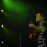 Natalia Lafourcade Instagram - Gracias CHILE 🇨🇱♥️🕊🙏🏼 llenamos la casa de amor. No puedo creerme lo que ha sido este regreso a los escenarios. Ustedes son parte de un momento inolvidable en mi historia y en mi camino en la música. Segunda arena @movistararena de la gira y cómo se los dije: no es que tenga la experiencia total con estos tamaños de lugares pero con tanto amor y tanto corazón encendido eso no importa mi gente. Gracias por acompañarme y por su presencia, por tanto amor y cariño y presencia en cada una de las canciones. Gracias a Violeta Parra que llegó con su energía, así lo sentí en nuestro canto. Gracias @manugarpez ese momento detuvo todo en mi ser y que importante para mi rendir ese homenaje y más ahora. Gracias @camila_moreno_ y @gepegepegepe que llegaron para cantar a nuestras raíces. Que momento Chile es parte de mi historia y mis raíces. Gracias @raymundo_santander por abrir la noche con tu hermosa música y presencia mi corazón no puede más de emoción y agradecimiento. Nos vemos a la vuelta. Les amo 🌸🕊🇨🇱🌞🙈🍃 #detodaslasflorestour #detodaslasfloresnl La lista es infinita @urieleschido @emidorantes @trumpetpino @lariruizvelasco @raymundopl @wilka_xalapa @jorgegamboabass