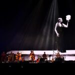 Natalia Lafourcade Instagram - Gracias CHILE 🇨🇱♥️🕊🙏🏼 llenamos la casa de amor. No puedo creerme lo que ha sido este regreso a los escenarios. Ustedes son parte de un momento inolvidable en mi historia y en mi camino en la música. Segunda arena @movistararena de la gira y cómo se los dije: no es que tenga la experiencia total con estos tamaños de lugares pero con tanto amor y tanto corazón encendido eso no importa mi gente. Gracias por acompañarme y por su presencia, por tanto amor y cariño y presencia en cada una de las canciones. Gracias a Violeta Parra que llegó con su energía, así lo sentí en nuestro canto. Gracias @manugarpez ese momento detuvo todo en mi ser y que importante para mi rendir ese homenaje y más ahora. Gracias @camila_moreno_ y @gepegepegepe que llegaron para cantar a nuestras raíces. Que momento Chile es parte de mi historia y mis raíces. Gracias @raymundo_santander por abrir la noche con tu hermosa música y presencia mi corazón no puede más de emoción y agradecimiento. Nos vemos a la vuelta. Les amo 🌸🕊🇨🇱🌞🙈🍃 #detodaslasflorestour #detodaslasfloresnl La lista es infinita @urieleschido @emidorantes @trumpetpino @lariruizvelasco @raymundopl @wilka_xalapa @jorgegamboabass