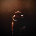 Natalia Lafourcade Instagram - Me ha tomado el día integrar y aún no lo logro. Que momento mi gente linda el que hemos vivido en Buenos Aires. Su presencia, su cariño, su canto y emoción me hicieron sentir en lo más profundo de mi ser cada palabra cantada y cada acorde musical. Arriba de ese escenario para todos en mi equipo de trabajo fue emprender un nuevo momento de la gira. Se sintió como un comienzo de algo que seguro ni imaginamos el rumbo que tomará. Liberamos el arte visual junto a la música. Diseñado para lugares así de grandes. Esta gira sigue siendo un sueño. Y ayer por la noche la casa se llenó de amor y se llenó de flores. Ese enorme jardín de flores y belleza donde jugamos a la magia, jugamos a la música. Y llegaron amigos y amigas. Gracias @adrianavarelaoficial que llegaste con tu fuerza volcánica para interpretar esas canciones que tanto amo, a ti Ruso @conociendorusia por ese momento infinito de amor y bailes entre cantos, encendimos las velas, a @gabomerlino que con tu bandoneón abrazaste nuestro canto igual que tu Marcelo llenando de tango la casa. Y finalmente a mi amado amigo @kevinjohansenoficial que logramos cerrar la noche en ese momentito de estrellas fugitivas. Un sueño de noche. La lista de agradecimientos es #detodaslasflorestour infinita. Este momento y esta imagen se ha caminado. Más de veintitrés años de pasión en mi camino musical. Y ya cientos de hilos entrelazados. Quiero agradecer también a mi familia en este tour porque lo están entregando todo y más. Aquí me dicen Nati y eso siempre me ha hecho sentir en familia mi gente. Viva la vida. Argentina gracias por tu amor. Yo te amo ❤️🇦🇷 seguimos ya estamos en Córdoba 🕊🌸