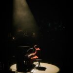 Natalia Lafourcade Instagram - Mi gente hermosa. Quisiera agradecer profundamente por los conciertos que hemos disfrutado tanto en LA 🇺🇸♥️🙏🏼 este 3 y 4 de Agosto. Mi corazón se desborda de amor y me conmuevo a lágrimas de sentir su cariño, sus palabras en cartas, su amor, las flores, nuestros cantos, las miradas y tanto que se dice en la energía. Estos dos conciertos fueron los primeros que se confirmaron en esta gira internacional #detodaslasflorestour y deseo recordarles que cada fecha ustedes siguen haciendo el sueño de mi vida realidad y el de nuestra música. Después de confirmar estas fechas y gracias a estos shows dimos el paso con mi equipo de trabajo para ir a muchos lugares sin tener certeza exacta de lo que pasaría pero confiando que todo estaría bien. Después de meses de haber confirmado este viaje cada lugar desde que iniciamos este viaje se ha llenado de su presencia. Ahí nos encontramos cómo antes pero aún mejor. Ha sido todo un viaje, toda la construcción de un camino y una complicidad que atesoro. Hemos terminado esta primera etapa de conciertos en USA. Un vuelo de sueño. Estamos emocionados de emprender nuestro camino para Latinoamérica donde continuamos esta primera etapa de la gira. Y mis palabras no son suficientes. Gracias infinitas por hacerme parte de sus vidas y ustedes ser parte de lo que a la fecha sigue siendo mi pasión más profunda 🌬 “la música siempre será mi maestra” #detodaslasfloresnl y ustedes siempre serán las flores de mi jardín 🪴🍃🌸 #fotografia @mexicanocowboy