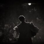Natalia Lafourcade Instagram - Nos encaminamos a nuestro siguiente destino. Gracias vida gracias mi gente linda. Una vez más se nos llenó la casa de amor y alegría. Dallas nos recibió para encender nuestro fuego de amor. Y llegamos de muchos lugares para compartir esa noche inolvidable. Nunca olvidaré cómo se apago todo y nuestras voces sonaron a un solo fluir. Una sola voz cantando la llorona. ❤️🙏🏼🌬🇺🇸🕊🇲🇽🍃 que orgullo y que enorme honor poder seguir interpretando esas músicas que tanto amo. Nos vamos ya para LA y continuamos este viaje maravilloso. Les amo #detodaslasfloresnl #detodaslasflorestour #fotografia @nainleon 🙏🏼 a volar @urieleschido @wilka_xalapa @raymundopl @jorgegamboabass @trumpetpino @emidorantes @lariruizvelasco. ¡VIVA LA MÚSICA!
