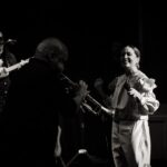 Natalia Lafourcade Instagram - Nos encaminamos a nuestro siguiente destino. Gracias vida gracias mi gente linda. Una vez más se nos llenó la casa de amor y alegría. Dallas nos recibió para encender nuestro fuego de amor. Y llegamos de muchos lugares para compartir esa noche inolvidable. Nunca olvidaré cómo se apago todo y nuestras voces sonaron a un solo fluir. Una sola voz cantando la llorona. ❤️🙏🏼🌬🇺🇸🕊🇲🇽🍃 que orgullo y que enorme honor poder seguir interpretando esas músicas que tanto amo. Nos vamos ya para LA y continuamos este viaje maravilloso. Les amo #detodaslasfloresnl #detodaslasflorestour #fotografia @nainleon 🙏🏼 a volar @urieleschido @wilka_xalapa @raymundopl @jorgegamboabass @trumpetpino @emidorantes @lariruizvelasco. ¡VIVA LA MÚSICA!