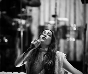 Natalia Lafourcade Instagram - Estoy entrando por la puerta
De una tierra desconocida 
Cuarenta primaveras fueron 
es morir, es nacer, es crecer. 
Que alguien encienda las velas 
Que voy confundida y dichosa 
Alegre botando lágrimas 
¡Felicidad escurridiza!
Como me lo dijo mi padre:
Así pasa la vida mija 
Yo sigo llamando a mi alma 
Que alguien encienda las velas 
Que alguien encienda las luces 
Mi pequeño cuerpo contiene 
una niña mujer inquieta 
Desbordada en su locura 
Reclamando su tiempo, su danza
La bailarina mariposa
Reclamando su campo, su árbol
Soy yo! Entrando por la puerta 
De una tierra desconocida 
Cuarenta veranos de vida.  Mi corazón se emociona mucho de recordar esta bella fiesta llena de amistades y emociones. Ya estoy en el cuarto piso ¡Que viva la vida! Gracias enormes por estos regalos que llenaron de elegancia a la niña mujer, mujer niña que siempre quiero llevar en el camino. @candanoclau @c.a.n.c.i.n.o @louboutinworld @tailorpr 🌸🙏🏼🕊♥️ #fotografias @hpellerano @barbacabaret Los 40 los seguiré celebrando tooooooodito el año. 🔥💜