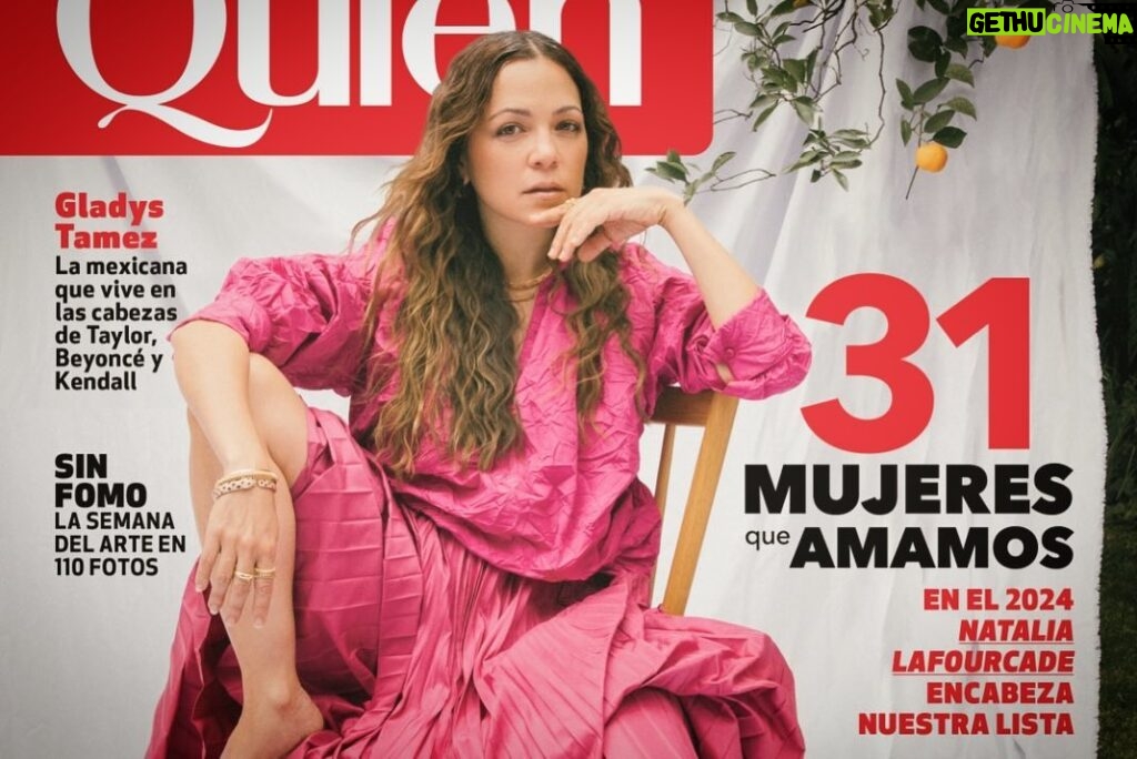 Natalia Lafourcade Instagram - Gracias @quiencom 🧡 por hacerme parte de la increíble edición “31 mujeres que amamos”. Siendo reconocida junto a mis compañeras, somos 30 mujeres todas con historias y trayectorias que nos inspiran y nos dejan claro el protagonismo que, aun con barreras, ha ganado la mujer en nuestra sociedad. Y que importante reconocerlo y mirarnos unas a otras. Esta lista incluye activistas y buscadoras de justicia, atletas que se imponen en sus disciplinas, artistas y contadoras de historias que utilizan sus plataformas para colocar en la sociedad mensajes importantes, empresarias y creadoras de contenido que reclaman el lugar que les pertenece. Es realmente inspirador y celebro ser parte de esta comunidad. Compañeras: que sigamos fortaleciendo nuestra andanza aportado cosas enormes y positivas a nuestro mundo. Issa López, Elda Cantú, Nayelli López, Mónica Ortiz Álvarez, Norma Romero Vázquez, Elsa Elmar, Macarena Riva, Samantha Tams, Gabriela Vargas Fernanda Castillo, Kenya Cuevas, Natalia Solián, Renata Zarazúa, Blanca Ríos, Patricia Kelly, María Rivero, Saru Miranda, Alejandra Prieto, Laura Álvarez, Ana Gabriela Fernández, Aida Mulato, Ramona Cosio y Nieves Guerra, Jazmín Salazar, Andrea Gutiérrez, Eugenia Méndez y Thalía Trillo, Paty Cantú, Sara Levy, Blanca Villagómez, Alexa Moreno, Silvia Dávila, Teresa Gutiérrez, Emilia Hernández y Majo Aguilar. Fotos @tanchv Edición de textos @elefante_analfabeta Maquillaje y peinado @israquiroz Styling @candanoclau y @lupislupismb Coordinación @mariterelg y @maitecuesta_ Producción @brendafdzu Diseño @vanndiaz Editora general @maria__torres #31mujeres #quienesquien