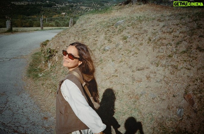 Natalia Lafourcade Instagram - Que viva el amor hoy y todos los días de nuestras vidas. Deseo que sigamos caminando bonito. Les amo mi gente linda. Les mando muchos cariñitos ♥️🙏🏻🌻 La Toscana, Italia