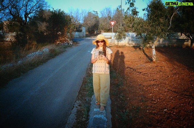 Natalia Lafourcade Instagram - Que viva el amor hoy y todos los días de nuestras vidas. Deseo que sigamos caminando bonito. Les amo mi gente linda. Les mando muchos cariñitos ♥️🙏🏻🌻 La Toscana, Italia