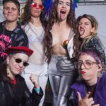 Natalia Oreiro Instagram - Contra el odio El amor siempre 🏳️‍🌈♥️🏳️‍⚧️ Imposible poner en palabras la emoción vivida el sábado en la marcha del orgullo. Fué algo mucho más grande que un show colorido. El escenario de Plaza Congreso se llama “Carlos Jáuregui”, y justamente cómo el dijo: “En una sociedad que nos educa para la vergüenza, el orgullo es una respuesta política…” La lucha por los derechos es colectiva, gracias @marchadelorgulloar por invitarnos a participar de la misma. Para mi, un sueño hacerlo junto a tremendo bandón. Fiesta y compromiso desde los ensayos. Gracias querida y admirada @lucypatane, tocar con vos es siempre hermoso. Y si... se prendió fuego todo! Posta que encienden ❤️‍🔥 @carolazelaschi @_lu_martinez @noeliasinkunas @pila_zombie Tremenda experiencia, son enormes músicas y personas. A mi querida @vivistallone, por ser la maga de todo siempre. @luligemelli lo que amé soñar juntas este pájaro de libertad y lo que corriste mamita linda♥️ @karinacamporinomkp y @giachinomatias del lado del amor siempre. @brunoilusorio no podías faltar con toda tu locura junto a @2girls_1cam @juan.ghigliano Infinitas gracias a @lucianoabitboul por este conjunto soñado. @manu_._gonzalez por el tocado y sensibilidad. @lucianomarraok por esas botaaaassss @bliss.com.ar A todo el equipo @pabloavigano @nacho_sabra_sound @palomostage jonas_rockstage Y GRACIAS a el público más genial del planeta!