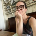 Natalia Oreiro Instagram - ⁣ Todo es muy simple Todo es muy simple mucho más simple y sin embargo aún así hay momentos en que es demasiado para mí en que no entiendo y no sé si reírme a carcajadas o si llorar de miedo o estarme aquí sin llanto sin risas en silencio asumiendo mi vida mi tránsito mi tiempo. Idea Vilariño Compartir palabras de otrxs, pero inspiradoras para mi. Aquí, estudiando nuevos destinos cinematográficos. Con las mismas ganas y los mismos miedos de siempre 🤍