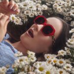 Natalia Oreiro Instagram - ⁣ Me quiere, no me quiere ⁣ Me quiero🌼🤓💛⁣ Nueva colección de gafas👓 @byranieri @lasoreirooficial @brunoilusorio @luligemelli @karinacamporinomkp @giachinomatias @veronica.bonomo @tomas_bergman @anteraestudio Любит, не любит? Я люблю себя 🌼🤓💛