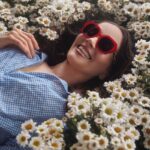 Natalia Oreiro Instagram - ⁣ Me quiere, no me quiere ⁣ Me quiero🌼🤓💛⁣ Nueva colección de gafas👓 @byranieri @lasoreirooficial @brunoilusorio @luligemelli @karinacamporinomkp @giachinomatias @veronica.bonomo @tomas_bergman @anteraestudio Любит, не любит? Я люблю себя 🌼🤓💛