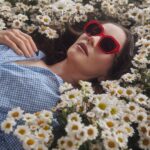 Natalia Oreiro Instagram - ⁣ Me quiere, no me quiere ⁣ Me quiero🌼🤓💛⁣ Nueva colección de gafas👓 @byranieri @lasoreirooficial @brunoilusorio @luligemelli @karinacamporinomkp @giachinomatias @veronica.bonomo @tomas_bergman @anteraestudio Любит, не любит? Я люблю себя 🌼🤓💛