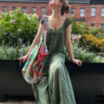 Natalia Oreiro Instagram - ⁣ Libres son los que piensan, no los que obedecen. Enseñar es enseñar a dudar. E.Galeano - Свободен тот, кто думает, а не тот, кто повинуется. Учить - значит учить сомневаться. Э. Галеано