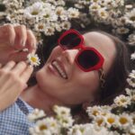 Natalia Oreiro Instagram - ⁣ Me quiere, no me quiere ⁣ Me quiero🌼🤓💛⁣ Nueva colección de gafas👓 @byranieri @lasoreirooficial @brunoilusorio @luligemelli @karinacamporinomkp @giachinomatias @veronica.bonomo @tomas_bergman @anteraestudio Любит, не любит? Я люблю себя 🌼🤓💛