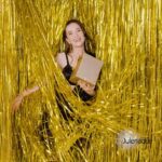 Natalia Oreiro Instagram - 🎁🎄🧑‍🎄♥️🔔 Es tiempo de brillar, es tiempo de celebrar! En esta navidad Shake Xmas Beauty con @perfumeriasjuleriaque #Shakexmasbeauty #Shakeyourbeauty