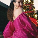 Natalia Oreiro Instagram - ¡Carolina Herrera me invitó a vivir sus fiestas escritas en las estrellas! Junto a su directora creativa de fragancias, Carolina Adriana Herrera, celebramos al pie del icónico árbol de navidad de la marca en el Campo Argentino de Polo ✨🎄 @carolinaherrera #HerreraHolidays #GoodGirlCarolinaHerrera