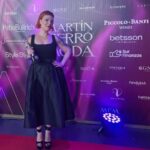 Natalia Oreiro Instagram - ⁣ Muchísimas gracias por el @martinfierromoda ✨ Anoche no pude estar presente porque dos amigos muy queridos me pidieron ser maestra de ceremonias de su boda🤍 Mi querida @luligemelli brilló con un @ramirezdenegro🖤 Me gustaría hablar de lo que significa para mi la Moda, y la importancia del contenido que ella refleja, desde lo artístico, lo político, lo social y lo que podemos decir desde el vestir. Cada personaje que me ha tocado representar, empieza a nacer desde cómo se viste, lo que siente y de qué manera lleva lo puesto. Éste premio para mi es muy importante porque es el reconocimiento, no solamente de la construcción de mi trabajo como actriz, sinó el reconocimiento a todas las personas que a lo largo de éstos 30 años de carrera me han acompañado y ayudado desde el arte del vestuario, el maquillaje y el peinado, a armar mis personajes. Gracias por ser parte 🙌