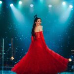 Natalia Oreiro Instagram - ⁣ Todo tiene un final, decía Vox Dei ♥️ Anoche fué la final de @lavoz_uy Un ciclo que amé conducir, por el que pasaron grandes artistas con muchos sueños... ojalá se lleven algo de todo el amor que el equipo que hace La Voz le pone a su tarea. Es enorme el compromiso y la dedicación de cada área. En un mundo cada vez más hostil, la humanidad, la pasión, el respeto y el talento se agradecen a mares. Y eso es justamente lo que tengo; AGRADECIMIENTO a cada persona que confió y acompañó, que me miró a los ojos y me preguntó cómo estaba, que me escuchó, me vistió, maquilló, peinó, me dió agua... y tantas, tantas cosas hicieron por mi en este proyecto. A veces en la vorágine uno se olvida lo que cuesta... a todxs nos cuesta. Dejar a nuestras familias tantas horas...a ellos también gracias ♥️ Hasta siempre compañeros y compañeras, se les quiere mucho y se les va a extrañar ♥️♥️♥️ @canal10uruguay @vivistallone @rosanjuan @luligemelli @castillosfernando @diegoalfonsouy @merynaor @brunoilusorio 👗 @jorgereyoficial 🎵 @florenciatellado 👠 @lucianomarraok 📸 @maurogonzalezf - «У всего есть конец» - говорил Vox Dei ❤️ Вчера вечером прошел финал шоу @lavoz_uy Цикл, который мне очень понравилось вести, через который прошли великие артисты, с множеством мечтаний… Хотелось бы, чтобы они забрали с собой часть той любви, которую вся команда, занимающаяся «Голосом» вкладывает в свою работу. Приверженность и преданность команды огромны. Во все более враждебном мире высоко ценятся человечность, страсть, уважение и талант. И это именно то, что я испытываю: БЛАГОДАРНОСТЬ каждому, кто доверял мне и сопровождал меня, кто смотрел мне в глаза и спрашивал, как я себя чувствую, кто меня слушал, одевал, делал макияж, прическу, давал воды… и столько сделал для меня в этом проекте. Иногда в водовороте забываешь чего это стоит. Всем нам тяжело оставлять наши семьи на протяжении многих часов… Им тоже спасибо ❤️ До новых встреч, коллеги. Я вас очень люблю и буду скучать ❤️❤️❤️