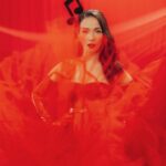 Natalia Oreiro Instagram - ⁣ Todo tiene un final, decía Vox Dei ♥️ Anoche fué la final de @lavoz_uy Un ciclo que amé conducir, por el que pasaron grandes artistas con muchos sueños... ojalá se lleven algo de todo el amor que el equipo que hace La Voz le pone a su tarea. Es enorme el compromiso y la dedicación de cada área. En un mundo cada vez más hostil, la humanidad, la pasión, el respeto y el talento se agradecen a mares. Y eso es justamente lo que tengo; AGRADECIMIENTO a cada persona que confió y acompañó, que me miró a los ojos y me preguntó cómo estaba, que me escuchó, me vistió, maquilló, peinó, me dió agua... y tantas, tantas cosas hicieron por mi en este proyecto. A veces en la vorágine uno se olvida lo que cuesta... a todxs nos cuesta. Dejar a nuestras familias tantas horas...a ellos también gracias ♥️ Hasta siempre compañeros y compañeras, se les quiere mucho y se les va a extrañar ♥️♥️♥️ @canal10uruguay @vivistallone @rosanjuan @luligemelli @castillosfernando @diegoalfonsouy @merynaor @brunoilusorio 👗 @jorgereyoficial 🎵 @florenciatellado 👠 @lucianomarraok 📸 @maurogonzalezf - «У всего есть конец» - говорил Vox Dei ❤️ Вчера вечером прошел финал шоу @lavoz_uy Цикл, который мне очень понравилось вести, через который прошли великие артисты, с множеством мечтаний… Хотелось бы, чтобы они забрали с собой часть той любви, которую вся команда, занимающаяся «Голосом» вкладывает в свою работу. Приверженность и преданность команды огромны. Во все более враждебном мире высоко ценятся человечность, страсть, уважение и талант. И это именно то, что я испытываю: БЛАГОДАРНОСТЬ каждому, кто доверял мне и сопровождал меня, кто смотрел мне в глаза и спрашивал, как я себя чувствую, кто меня слушал, одевал, делал макияж, прическу, давал воды… и столько сделал для меня в этом проекте. Иногда в водовороте забываешь чего это стоит. Всем нам тяжело оставлять наши семьи на протяжении многих часов… Им тоже спасибо ❤️ До новых встреч, коллеги. Я вас очень люблю и буду скучать ❤️❤️❤️