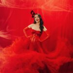 Natalia Oreiro Instagram - ⁣ Todo tiene un final, decía Vox Dei ♥️ Anoche fué la final de @lavoz_uy Un ciclo que amé conducir, por el que pasaron grandes artistas con muchos sueños... ojalá se lleven algo de todo el amor que el equipo que hace La Voz le pone a su tarea. Es enorme el compromiso y la dedicación de cada área. En un mundo cada vez más hostil, la humanidad, la pasión, el respeto y el talento se agradecen a mares. Y eso es justamente lo que tengo; AGRADECIMIENTO a cada persona que confió y acompañó, que me miró a los ojos y me preguntó cómo estaba, que me escuchó, me vistió, maquilló, peinó, me dió agua... y tantas, tantas cosas hicieron por mi en este proyecto. A veces en la vorágine uno se olvida lo que cuesta... a todxs nos cuesta. Dejar a nuestras familias tantas horas...a ellos también gracias ♥️ Hasta siempre compañeros y compañeras, se les quiere mucho y se les va a extrañar ♥️♥️♥️ @canal10uruguay @vivistallone @rosanjuan @luligemelli @castillosfernando @diegoalfonsouy @merynaor @brunoilusorio 👗 @jorgereyoficial 🎵 @florenciatellado 👠 @lucianomarraok 📸 @maurogonzalezf - «У всего есть конец» - говорил Vox Dei ❤️ Вчера вечером прошел финал шоу @lavoz_uy Цикл, который мне очень понравилось вести, через который прошли великие артисты, с множеством мечтаний… Хотелось бы, чтобы они забрали с собой часть той любви, которую вся команда, занимающаяся «Голосом» вкладывает в свою работу. Приверженность и преданность команды огромны. Во все более враждебном мире высоко ценятся человечность, страсть, уважение и талант. И это именно то, что я испытываю: БЛАГОДАРНОСТЬ каждому, кто доверял мне и сопровождал меня, кто смотрел мне в глаза и спрашивал, как я себя чувствую, кто меня слушал, одевал, делал макияж, прическу, давал воды… и столько сделал для меня в этом проекте. Иногда в водовороте забываешь чего это стоит. Всем нам тяжело оставлять наши семьи на протяжении многих часов… Им тоже спасибо ❤️ До новых встреч, коллеги. Я вас очень люблю и буду скучать ❤️❤️❤️
