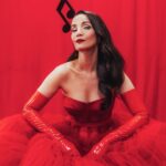 Natalia Oreiro Instagram - ⁣ Todo tiene un final, decía Vox Dei ♥️ Anoche fué la final de @lavoz_uy Un ciclo que amé conducir, por el que pasaron grandes artistas con muchos sueños... ojalá se lleven algo de todo el amor que el equipo que hace La Voz le pone a su tarea. Es enorme el compromiso y la dedicación de cada área. En un mundo cada vez más hostil, la humanidad, la pasión, el respeto y el talento se agradecen a mares. Y eso es justamente lo que tengo; AGRADECIMIENTO a cada persona que confió y acompañó, que me miró a los ojos y me preguntó cómo estaba, que me escuchó, me vistió, maquilló, peinó, me dió agua... y tantas, tantas cosas hicieron por mi en este proyecto. A veces en la vorágine uno se olvida lo que cuesta... a todxs nos cuesta. Dejar a nuestras familias tantas horas...a ellos también gracias ♥️ Hasta siempre compañeros y compañeras, se les quiere mucho y se les va a extrañar ♥️♥️♥️ @canal10uruguay @vivistallone @rosanjuan @luligemelli @castillosfernando @diegoalfonsouy @merynaor @brunoilusorio 👗 @jorgereyoficial 🎵 @florenciatellado 👠 @lucianomarraok 📸 @maurogonzalezf - «У всего есть конец» - говорил Vox Dei ❤️ Вчера вечером прошел финал шоу @lavoz_uy Цикл, который мне очень понравилось вести, через который прошли великие артисты, с множеством мечтаний… Хотелось бы, чтобы они забрали с собой часть той любви, которую вся команда, занимающаяся «Голосом» вкладывает в свою работу. Приверженность и преданность команды огромны. Во все более враждебном мире высоко ценятся человечность, страсть, уважение и талант. И это именно то, что я испытываю: БЛАГОДАРНОСТЬ каждому, кто доверял мне и сопровождал меня, кто смотрел мне в глаза и спрашивал, как я себя чувствую, кто меня слушал, одевал, делал макияж, прическу, давал воды… и столько сделал для меня в этом проекте. Иногда в водовороте забываешь чего это стоит. Всем нам тяжело оставлять наши семьи на протяжении многих часов… Им тоже спасибо ❤️ До новых встреч, коллеги. Я вас очень люблю и буду скучать ❤️❤️❤️