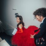 Natalia Oreiro Instagram - ⁣ Todo tiene un final, decía Vox Dei ♥️ Anoche fué la final de @lavoz_uy Un ciclo que amé conducir, por el que pasaron grandes artistas con muchos sueños... ojalá se lleven algo de todo el amor que el equipo que hace La Voz le pone a su tarea. Es enorme el compromiso y la dedicación de cada área. En un mundo cada vez más hostil, la humanidad, la pasión, el respeto y el talento se agradecen a mares. Y eso es justamente lo que tengo; AGRADECIMIENTO a cada persona que confió y acompañó, que me miró a los ojos y me preguntó cómo estaba, que me escuchó, me vistió, maquilló, peinó, me dió agua... y tantas, tantas cosas hicieron por mi en este proyecto. A veces en la vorágine uno se olvida lo que cuesta... a todxs nos cuesta. Dejar a nuestras familias tantas horas...a ellos también gracias ♥️ Hasta siempre compañeros y compañeras, se les quiere mucho y se les va a extrañar ♥️♥️♥️ @canal10uruguay @vivistallone @rosanjuan @luligemelli @castillosfernando @diegoalfonsouy @merynaor @brunoilusorio 👗 @jorgereyoficial 🎵 @florenciatellado 👠 @lucianomarraok 📸 @maurogonzalezf - «У всего есть конец» - говорил Vox Dei ❤️ Вчера вечером прошел финал шоу @lavoz_uy Цикл, который мне очень понравилось вести, через который прошли великие артисты, с множеством мечтаний… Хотелось бы, чтобы они забрали с собой часть той любви, которую вся команда, занимающаяся «Голосом» вкладывает в свою работу. Приверженность и преданность команды огромны. Во все более враждебном мире высоко ценятся человечность, страсть, уважение и талант. И это именно то, что я испытываю: БЛАГОДАРНОСТЬ каждому, кто доверял мне и сопровождал меня, кто смотрел мне в глаза и спрашивал, как я себя чувствую, кто меня слушал, одевал, делал макияж, прическу, давал воды… и столько сделал для меня в этом проекте. Иногда в водовороте забываешь чего это стоит. Всем нам тяжело оставлять наши семьи на протяжении многих часов… Им тоже спасибо ❤️ До новых встреч, коллеги. Я вас очень люблю и буду скучать ❤️❤️❤️
