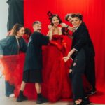 Natalia Oreiro Instagram - ⁣ Todo tiene un final, decía Vox Dei ♥️ Anoche fué la final de @lavoz_uy Un ciclo que amé conducir, por el que pasaron grandes artistas con muchos sueños... ojalá se lleven algo de todo el amor que el equipo que hace La Voz le pone a su tarea. Es enorme el compromiso y la dedicación de cada área. En un mundo cada vez más hostil, la humanidad, la pasión, el respeto y el talento se agradecen a mares. Y eso es justamente lo que tengo; AGRADECIMIENTO a cada persona que confió y acompañó, que me miró a los ojos y me preguntó cómo estaba, que me escuchó, me vistió, maquilló, peinó, me dió agua... y tantas, tantas cosas hicieron por mi en este proyecto. A veces en la vorágine uno se olvida lo que cuesta... a todxs nos cuesta. Dejar a nuestras familias tantas horas...a ellos también gracias ♥️ Hasta siempre compañeros y compañeras, se les quiere mucho y se les va a extrañar ♥️♥️♥️ @canal10uruguay @vivistallone @rosanjuan @luligemelli @castillosfernando @diegoalfonsouy @merynaor @brunoilusorio 👗 @jorgereyoficial 🎵 @florenciatellado 👠 @lucianomarraok 📸 @maurogonzalezf - «У всего есть конец» - говорил Vox Dei ❤️ Вчера вечером прошел финал шоу @lavoz_uy Цикл, который мне очень понравилось вести, через который прошли великие артисты, с множеством мечтаний… Хотелось бы, чтобы они забрали с собой часть той любви, которую вся команда, занимающаяся «Голосом» вкладывает в свою работу. Приверженность и преданность команды огромны. Во все более враждебном мире высоко ценятся человечность, страсть, уважение и талант. И это именно то, что я испытываю: БЛАГОДАРНОСТЬ каждому, кто доверял мне и сопровождал меня, кто смотрел мне в глаза и спрашивал, как я себя чувствую, кто меня слушал, одевал, делал макияж, прическу, давал воды… и столько сделал для меня в этом проекте. Иногда в водовороте забываешь чего это стоит. Всем нам тяжело оставлять наши семьи на протяжении многих часов… Им тоже спасибо ❤️ До новых встреч, коллеги. Я вас очень люблю и буду скучать ❤️❤️❤️