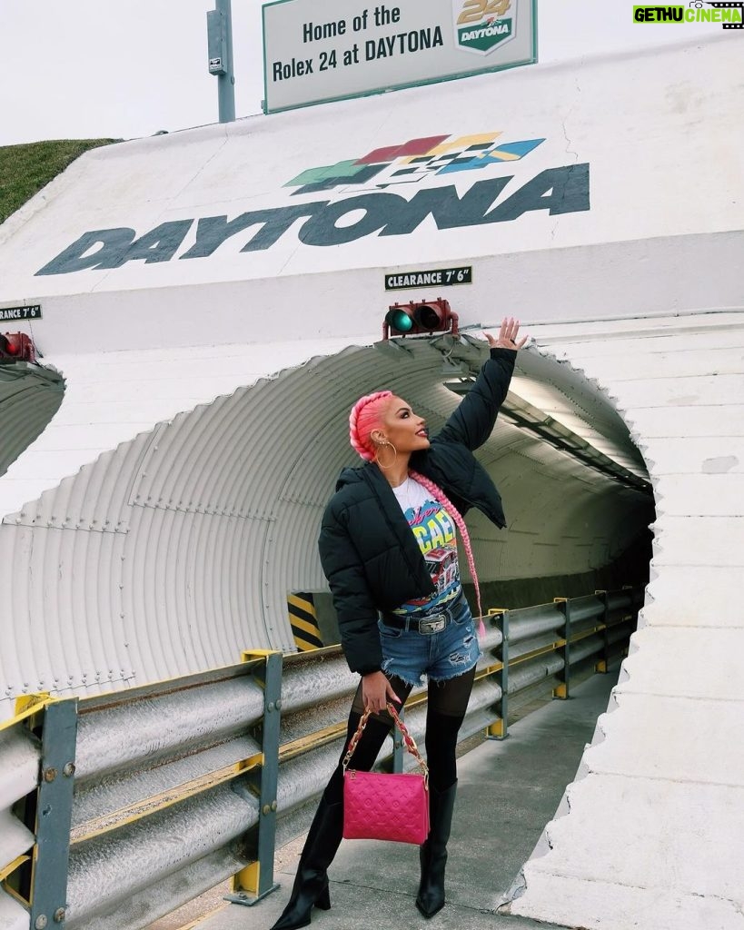 Natalie Eva Marie Instagram - DAY 1 @daytona 💨 🏎️ 🏁 - #Daytona500 #Nascar #TheHopeAholics