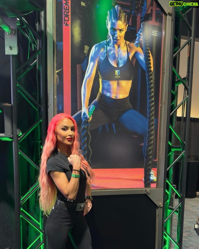 Natalie Eva Marie Instagram - ❤️ love my @monsterenergy @reignbodyfuel family! Always a blast spending time together!! Shout out to @7eleven for hosting another great convention, I love getting to meet and talk with everyone that attends 🥳 Las Vegas, Nevada