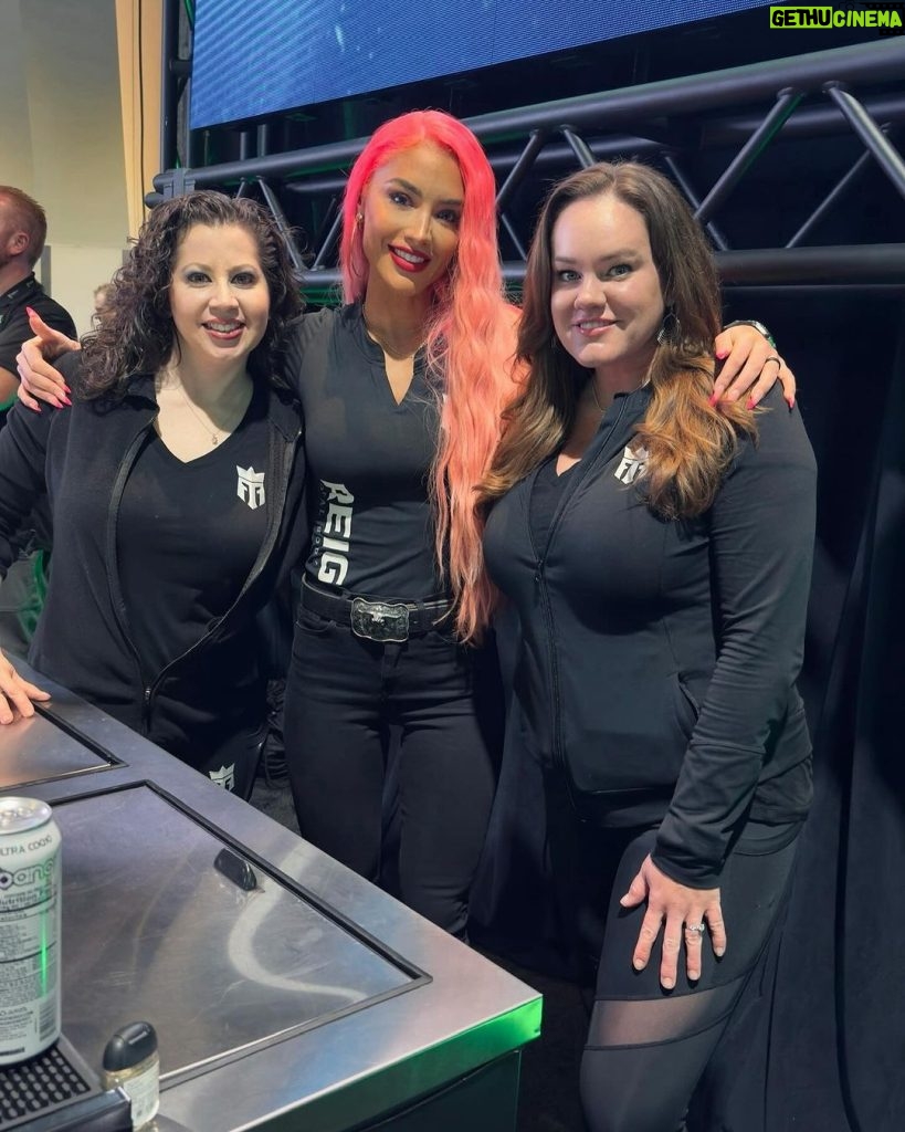 Natalie Eva Marie Instagram - ❤️ love my @monsterenergy @reignbodyfuel family! Always a blast spending time together!! Shout out to @7eleven for hosting another great convention, I love getting to meet and talk with everyone that attends 🥳 Las Vegas, Nevada