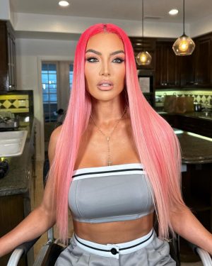 Natalie Eva Marie Instagram - You guys know I live for a good #glam moment 💫💁🏻‍♀️ 💄 
-
🩷Products used…

Prep: @elemis pro collagen cleansing balm.
Foundation: @armanibeauty 
Concealer: @hourglasscosmetics 
Setting powder: @lauramercier 
Eyes: @charlottetilbury super nudes easy palette. 
Lips @charlottetilbury
Lashes: @beautycreations.cosmetics 
Brows: @anastasiabeverlyhills in Carmel 
Powder Bronzer: @charlottetilbury in Tan
Cream Bronzer: @charlottetilbury
Blush: @patricktabeauty She’s that Girl
Setting spray: @onesize 
-
Extensions: @bellamihair
Tan: @isabelalysa
Outfit: @commense.official 
-
Glam by my compadres:

💄MUA: @makeupbyapollo 
💁🏻‍♀️Hair: @jasonhair 
👩🏻‍🎤Hair Color: @therachelani