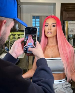 Natalie Eva Marie Instagram - You guys know I live for a good #glam moment 💫💁🏻‍♀️ 💄 
-
🩷Products used…

Prep: @elemis pro collagen cleansing balm.
Foundation: @armanibeauty 
Concealer: @hourglasscosmetics 
Setting powder: @lauramercier 
Eyes: @charlottetilbury super nudes easy palette. 
Lips @charlottetilbury
Lashes: @beautycreations.cosmetics 
Brows: @anastasiabeverlyhills in Carmel 
Powder Bronzer: @charlottetilbury in Tan
Cream Bronzer: @charlottetilbury
Blush: @patricktabeauty She’s that Girl
Setting spray: @onesize 
-
Extensions: @bellamihair
Tan: @isabelalysa
Outfit: @commense.official 
-
Glam by my compadres:

💄MUA: @makeupbyapollo 
💁🏻‍♀️Hair: @jasonhair 
👩🏻‍🎤Hair Color: @therachelani
