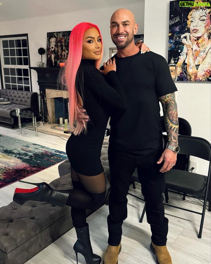 Natalie Eva Marie Instagram - Happy Happy Birthday to my better half 🙏🏽🩷@jonathan_coyle 🩷If I get married, I want to be very married. Audrey Hepburn - 🙏🏽When we do things half-heartedly we sabotage ourselves. Only when we give ourselves fully and completely to everything we do is when we can hope to achieve great things. Commitment and passion distinguish between an exciting life and a mediocre one, and the same is true for marriage and relationships. I thank God everyday for having me walk into that CrossFit Gym many moons ago! I love you and hope all your birthday wishes come true 😘 and that this is the best year yet! 🥳🥳 Bear and Boots✨👩‍❤️‍💋‍👨 The calm to my storm 🌪🙏🏽 I love you! #StartedWithAFollowNowWeHere 😜💁🏻‍♀️✨🥳