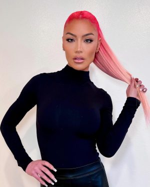Natalie Eva Marie Instagram - Who else loves a good PONY moment?!💄💋🙋🏻‍♀️ 
👩🏻‍🎤one of my favs and my PRO Trip a pony = instant face lift 💫😭💁🏻‍♀️

Products used…

Prep: @elemis pro collagen cleansing balm.
Foundation: @armanibeauty 
Concealer: @hourglasscosmetics 
Setting powder: @lauramercier 
Eyes: @charlottetilbury super nudes easy palette. 
Lips @charlottetilbury 
Lashes: @beautycreations.cosmetics 
Brows: @anastasiabeverlyhills in Carmel 
Powder Bronzer: @charlottetilbury in Tan
Cream Bronzer: @charlottetilbury 
Blush: @patricktabeauty She’s that Girl

-
Glam by my compadres:

💄MUA: @makeupbyapollo 
💁🏻‍♀️Hair: @jasonhaiir